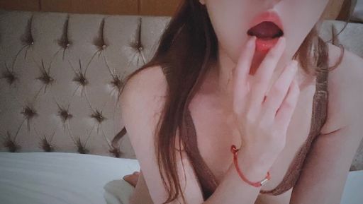 angelcoco-swag-沒肉棒的日子!只能深喉嚨舔冰棒 越舔越起勁 深深口內滑動 懷念深喉嚨的日子