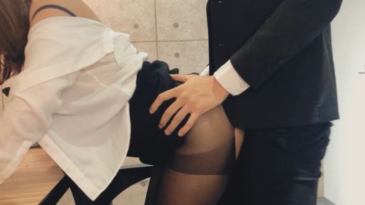 lucienna-swag-開會時旁邊的女同事一直誘惑我?扯破她絲襪直接幹❗️