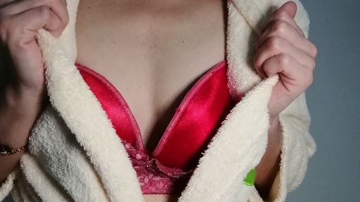 angelabibi-swag-浴袍的诱惑 ?*看着比比穿着浴袍然后慢慢裸体的自慰*