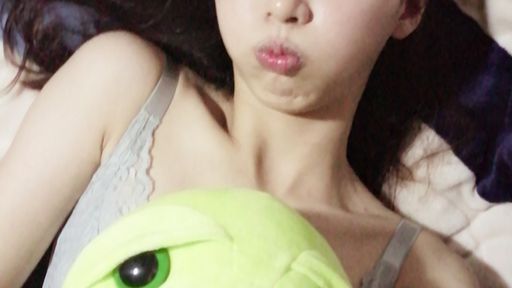 alyssaa-swag-剛起床❤️手指在身體上撫摸著,好有感覺,小穴穴濕的手指插的啪達啪達.....